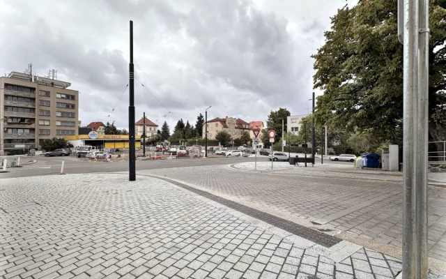 Opravu Peroutkovy stihli o dva měsíce dřív, doprava se tam vrátí příští týden