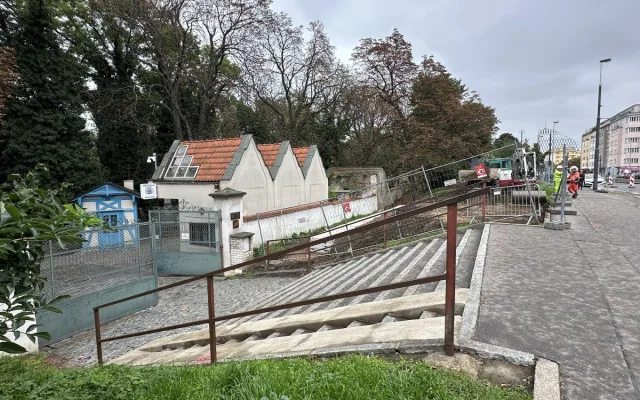 Stanici Flora po 45 letech opraví. Slavná prsa a antiprsa očistí a vrátí zpět