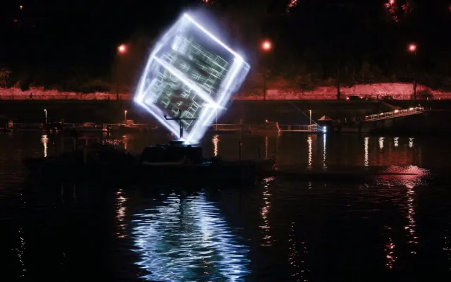 FOTO: Videomapping i projekce na vodní stěnu. Začal Signal Festival