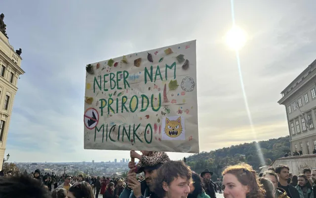 Macinku nechceme. Na Hradčanském náměstí protestují stovky lidí