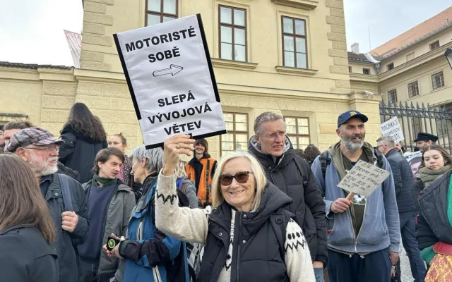 Macinku nechceme. Na Hradčanském náměstí protestují stovky lidí
