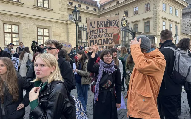 Macinku nechceme. Na Hradčanském náměstí protestují stovky lidí