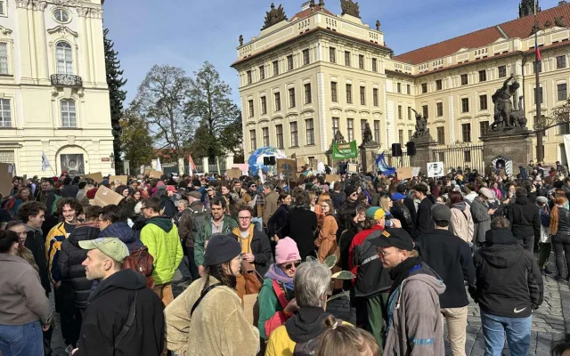 Macinku nechceme. Na Hradčanském náměstí protestují stovky lidí