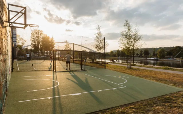 Holešovice mají náplavku, na levém břehu Vltavy vznikl prostor pro sport i relax