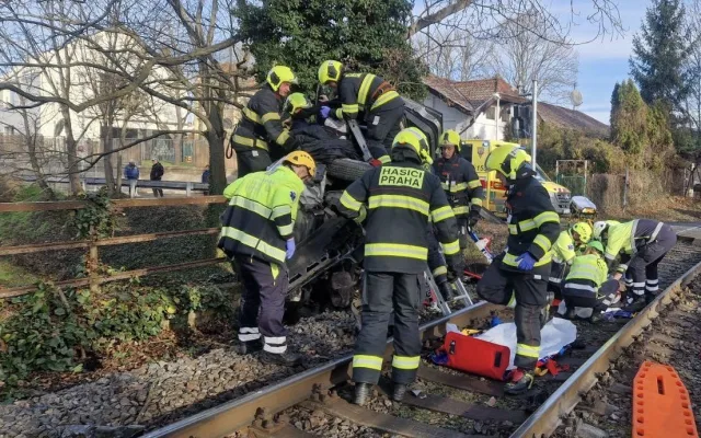 Nebezpečný přejezd v Praze 6 vyřešili jednosměrkou. Ta ale podle místních ucpe čtvrť