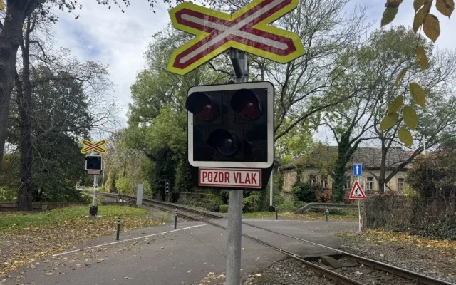 Nebezpečný přejezd v Praze 6 vyřešili jednosměrkou. Ta ale podle místních ucpe čtvrť