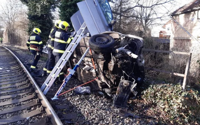 Nebezpečný přejezd v Praze 6 vyřešili jednosměrkou. Ta ale podle místních ucpe čtvrť