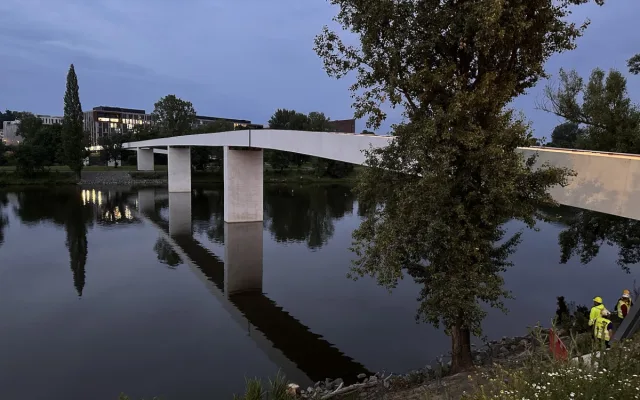 Štvanickou lávku po roce zkontrolují, cvičně ji i zvednou