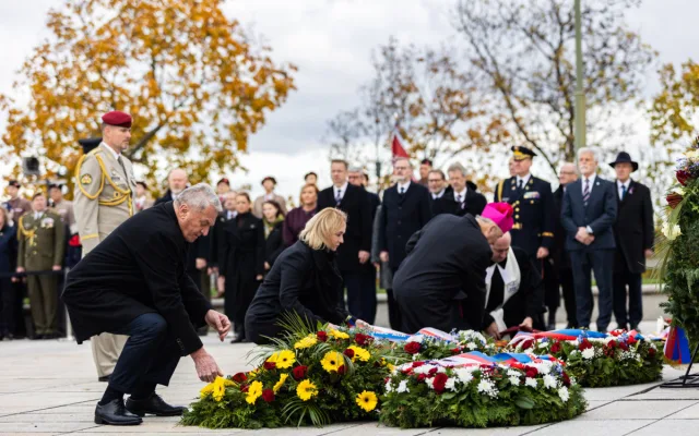 Na Vítkově si politici připomněli vznik státu, prolétly nad nimi armádní stroje