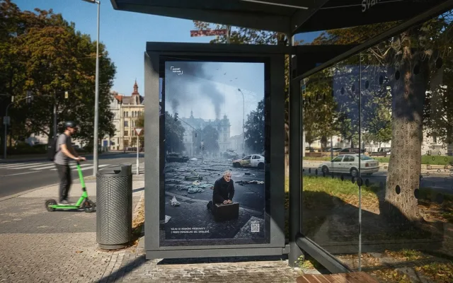 Praha zničená válkou. Paměť národa spustila v ulicích kampaň na podporu Ukrajiny