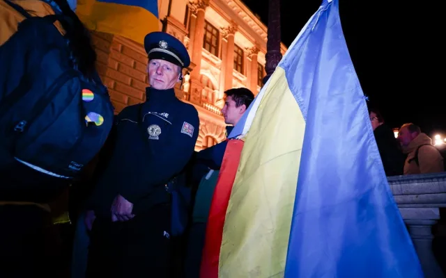 FOTO: Čeho se bojíte? Lidé vyzvali vedení Národního muzea k vrácení ukrajinské vlajky