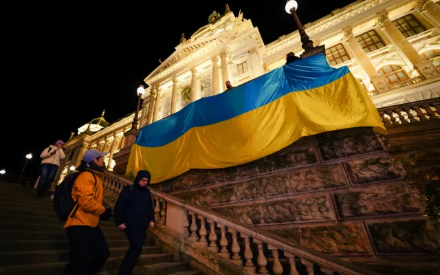 FOTO: Čeho se bojíte? Lidé vyzvali vedení Národního muzea k vrácení ukrajinské vlajky