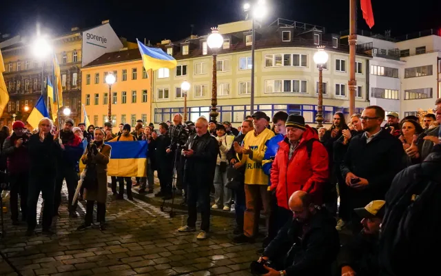 FOTO: Čeho se bojíte? Lidé vyzvali vedení Národního muzea k vrácení ukrajinské vlajky