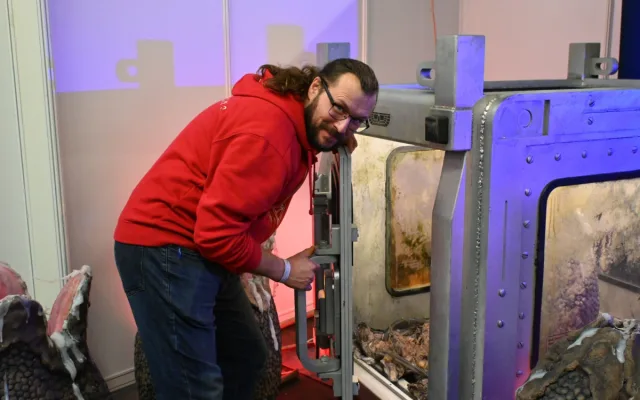 Pro seriál Alien: Earth vytvořil několik boxů i vajec. A některá se i hýbou!