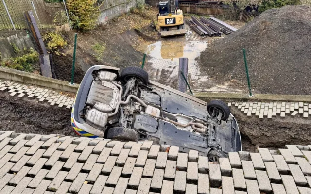Na stavbě v Praze se utrhl svah, auto městské policie skončilo na střeše