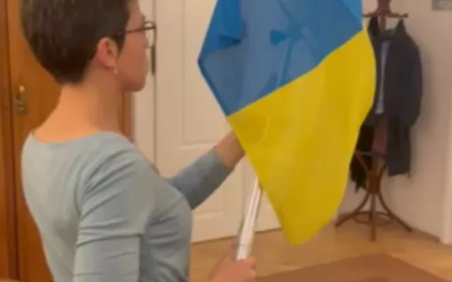 Okamura sundal vlajku Ukrajiny z budovy Sněmovny, Piráti, ODS i STAN už vyvěsili svoje