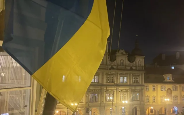 Okamura sundal vlajku Ukrajiny z budovy Sněmovny, Piráti, ODS i STAN už vyvěsili svoje