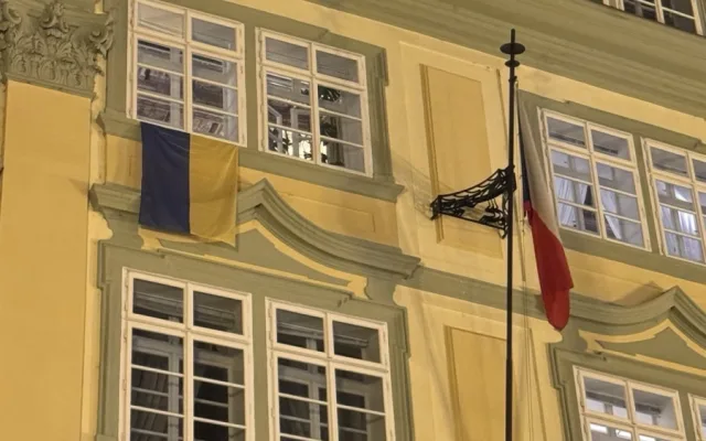 Okamura sundal vlajku Ukrajiny z budovy Sněmovny, Piráti, ODS i STAN už vyvěsili svoje