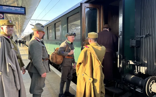 FOTO, VIDEO: Historický vlak odvezl legionáře z Prahy. V sobotu se vrátí a projdou městem