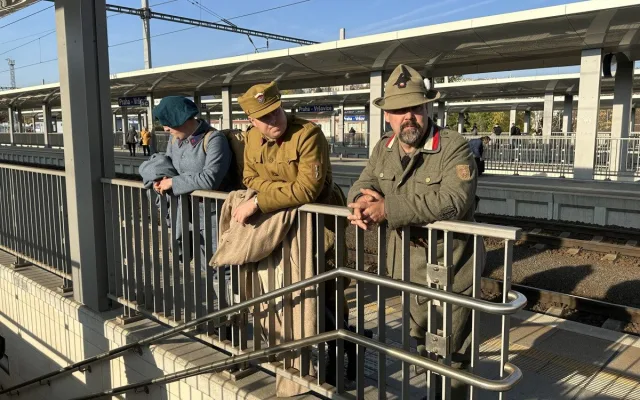 FOTO, VIDEO: Historický vlak odvezl legionáře z Prahy. V sobotu se vrátí a projdou městem