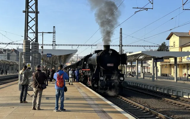 FOTO, VIDEO: Historický vlak odvezl legionáře z Prahy. V sobotu se vrátí a projdou městem