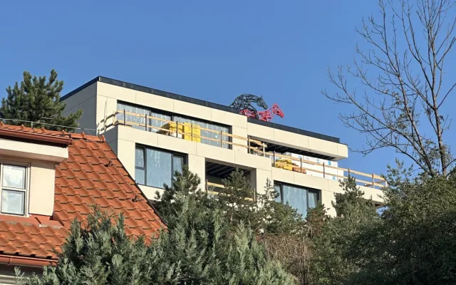 FOTO: Socha Šemíka v říji budí v Podolí vášně. Na střeše domu ale dlouho nezůstane
