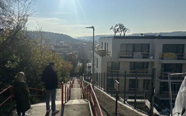 FOTO: Socha Šemíka v říji budí v Podolí vášně. Na střeše domu ale dlouho nezůstane