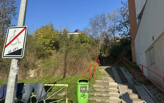 FOTO: Socha Šemíka v říji budí v Podolí vášně. Na střeše domu ale dlouho nezůstane
