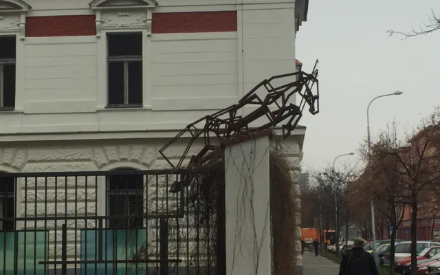 FOTO: Socha Šemíka v říji budí v Podolí vášně. Na střeše domu ale dlouho nezůstane