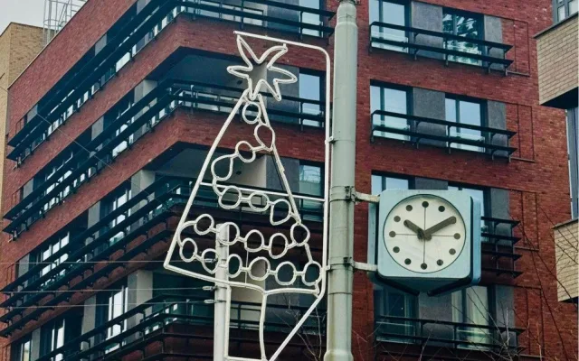Na Žižkov vybrali netradiční vánoční výzdobu. Světýlka navrhly děti ze školky