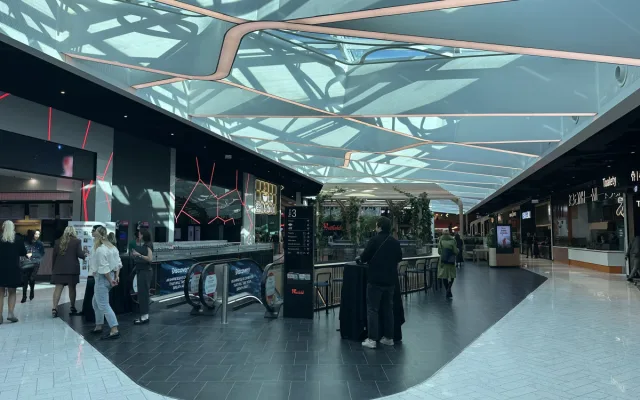 Obchodní centrum na Černém Mostě po přestavbě rozšířili, má o 30 obchodů víc