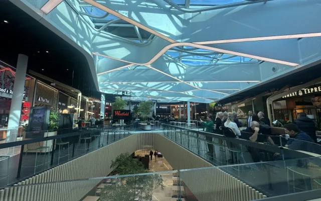 Obchodní centrum na Černém Mostě po přestavbě rozšířili, má o 30 obchodů víc