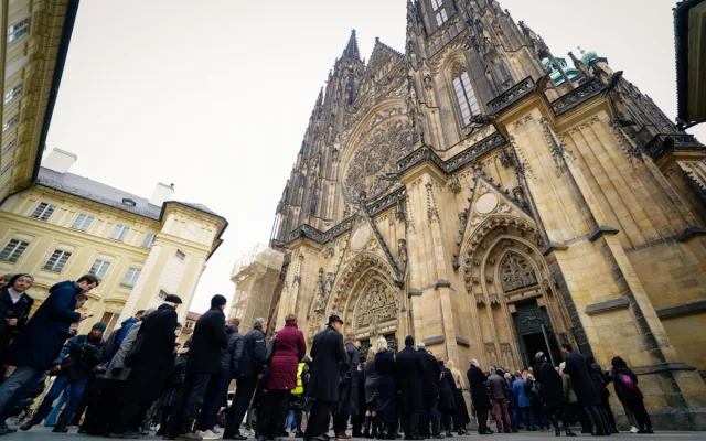 Na pohřeb kardinála Duky čekají před katedrálou sv. Víta stovky lidí.