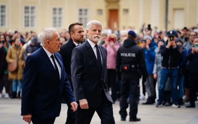Pohřbu kardinála Duky se v katedrále sv. Víta účastní stovky lidí, přišel i prezident