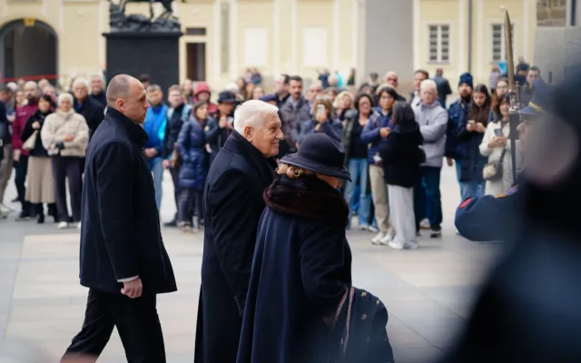 Pohřbu kardinála Duky se v katedrále sv. Víta účastní stovky lidí, přišel i prezident