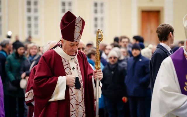 Pohřbu kardinála Duky se v katedrále sv. Víta účastní stovky lidí, přišel i prezident