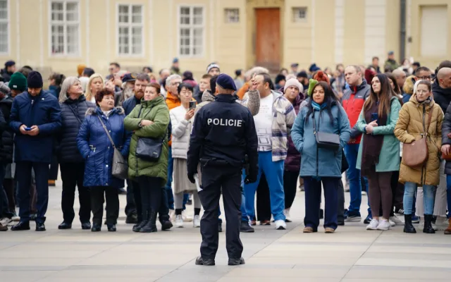 Pohřbu kardinála Duky se v katedrále sv. Víta účastní stovky lidí, přišel i prezident