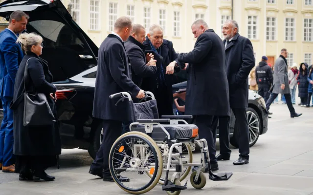 Pohřbu kardinála Duky se v katedrále sv. Víta účastní stovky lidí, přišel i prezident