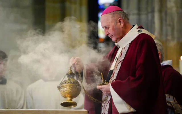 FOTO: Tři prezidenti, stíhačky, stovky lidí. Podívejte se na pohřeb kardinála Duky