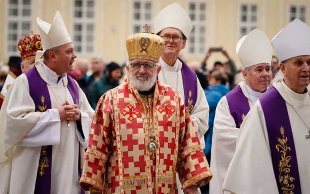 FOTO: Tři prezidenti, stíhačky, stovky lidí. Podívejte se na pohřeb kardinála Duky