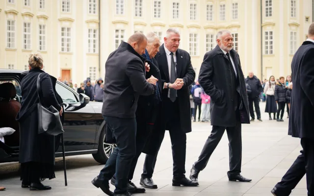 FOTO: Tři prezidenti, stíhačky, stovky lidí. Podívejte se na pohřeb kardinála Duky