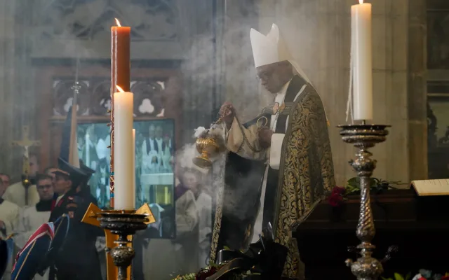 FOTO: Tři prezidenti, stíhačky, stovky lidí. Podívejte se na pohřeb kardinála Duky