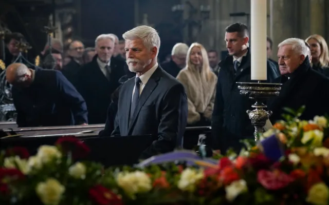 FOTO: Známé tváře na Dukově pohřbu. Přišel Babiš, Bohdalová i bratři Okamurovi