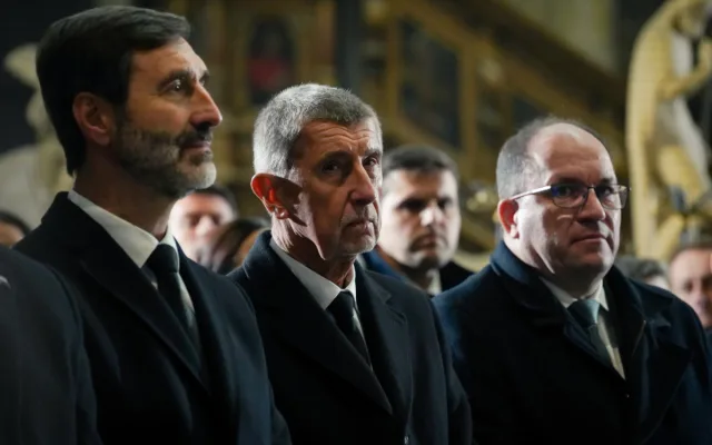 FOTO: Známé tváře na Dukově pohřbu. Přišel Babiš, Bohdalová i bratři Okamurovi