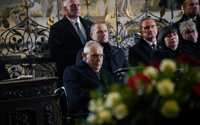 FOTO: Známé tváře na Dukově pohřbu. Přišel Babiš, Bohdalová i bratři Okamurovi