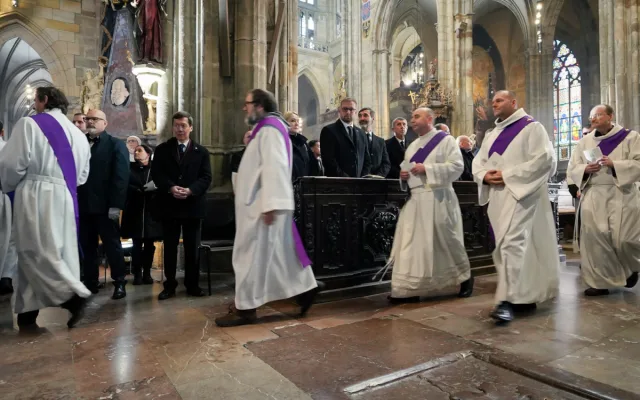 FOTO: Známé tváře na Dukově pohřbu. Přišel Babiš, Bohdalová i bratři Okamurovi