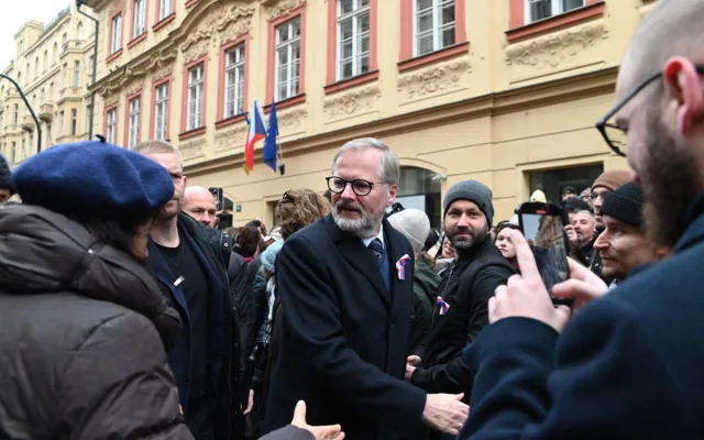 FOTO: Bodyguardi, protesty a společná svačina. Jak vypadalo dopoledne na Národce