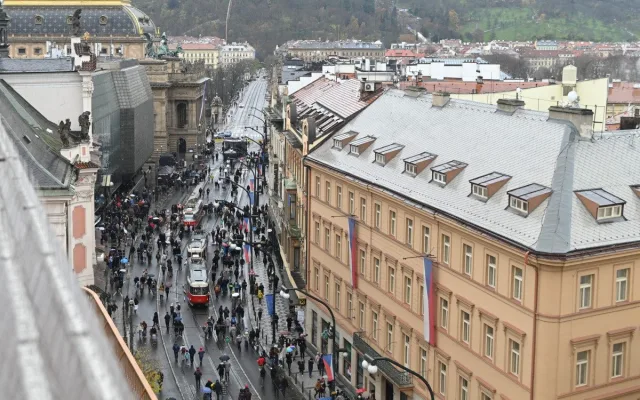 FOTO: Bodyguardi, protesty a společná svačina. Jak vypadalo dopoledne na Národce