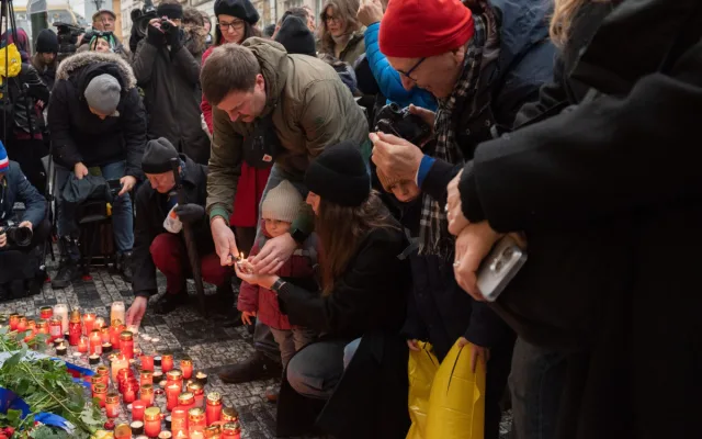 FOTO: Bodyguardi, protesty a společná svačina. Jak vypadalo dopoledne na Národce