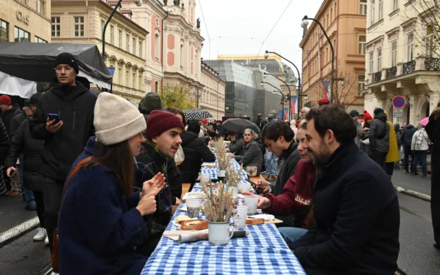 FOTO: Bodyguardi, protesty a společná svačina. Jak vypadalo dopoledne na Národce